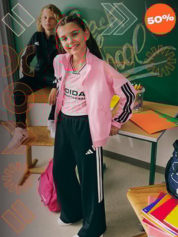 Bambina vestita con felpa adidas
