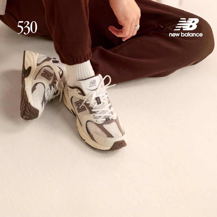 Persona che indossa sneakers New Balance 530