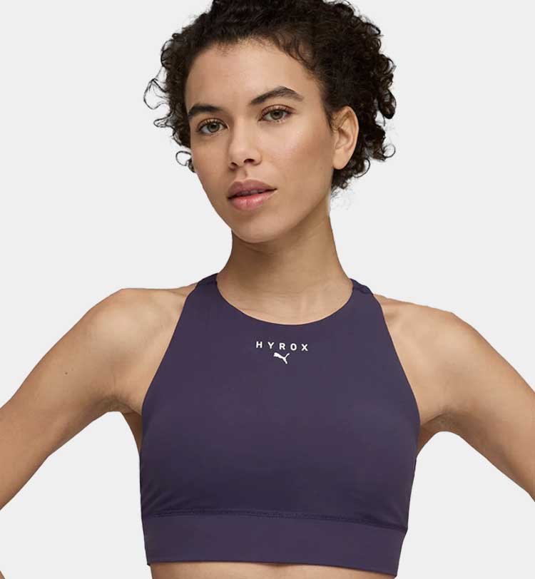 Ragazza che indossa top Hyrox Puma color viola