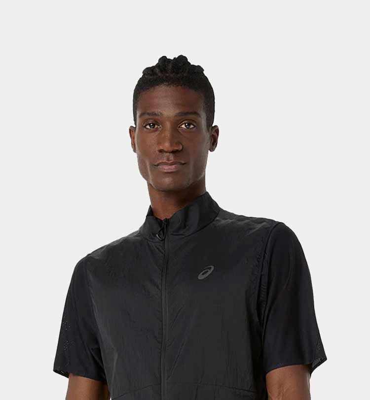 Ragazzo che indossa gilet nero running Asics