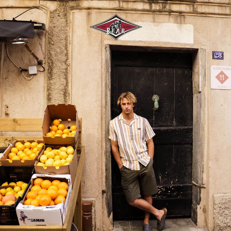 Ragazzo vestito con abbigliamento Bear estivo, camicia a mezza manica