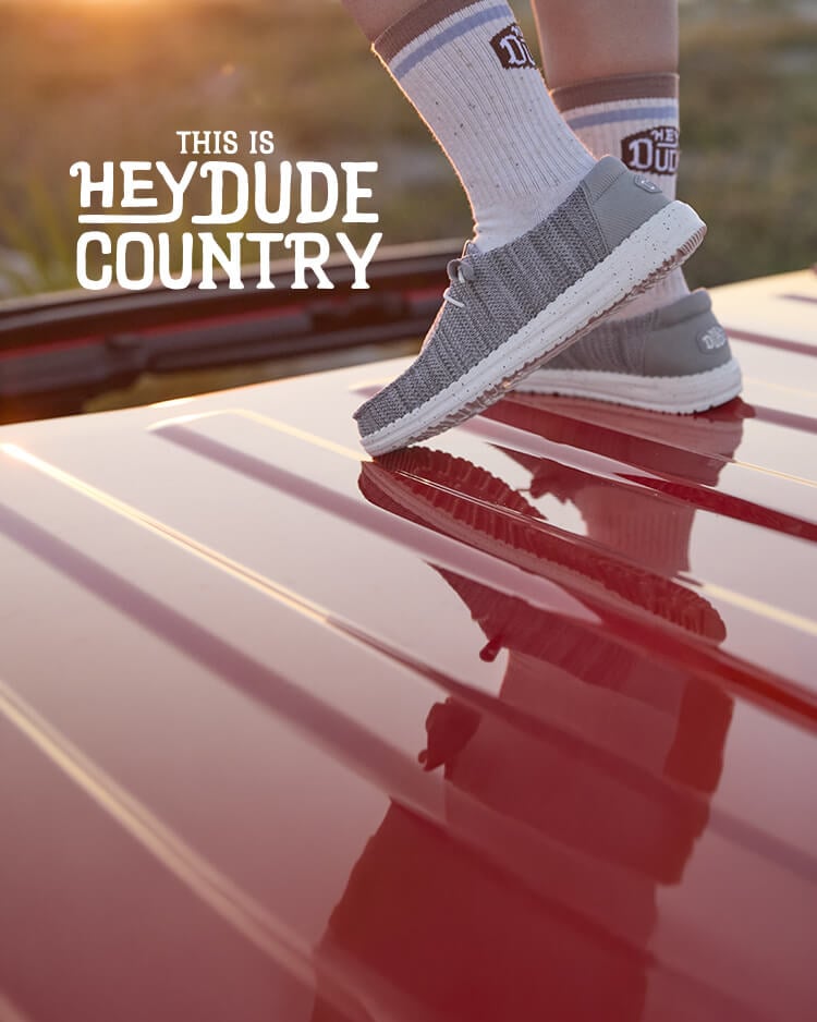 Ragazzo che indossa scarpe HEYDUDE