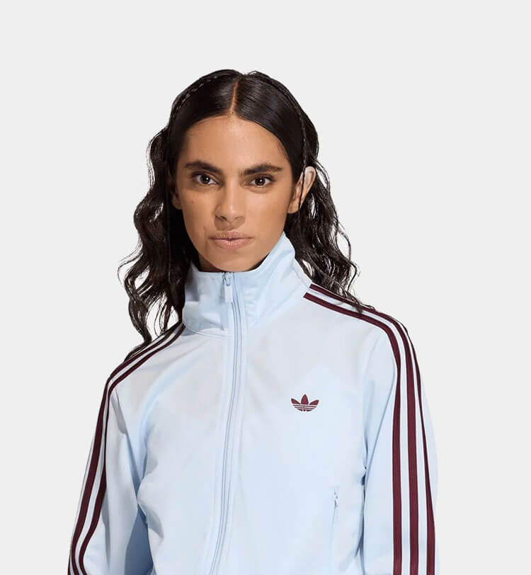 Ragazza che indossa felpa adidas Originals