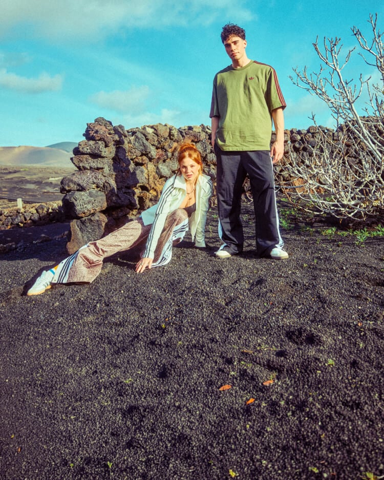 Ragazzi che indossano abbigliamento adidas Originals