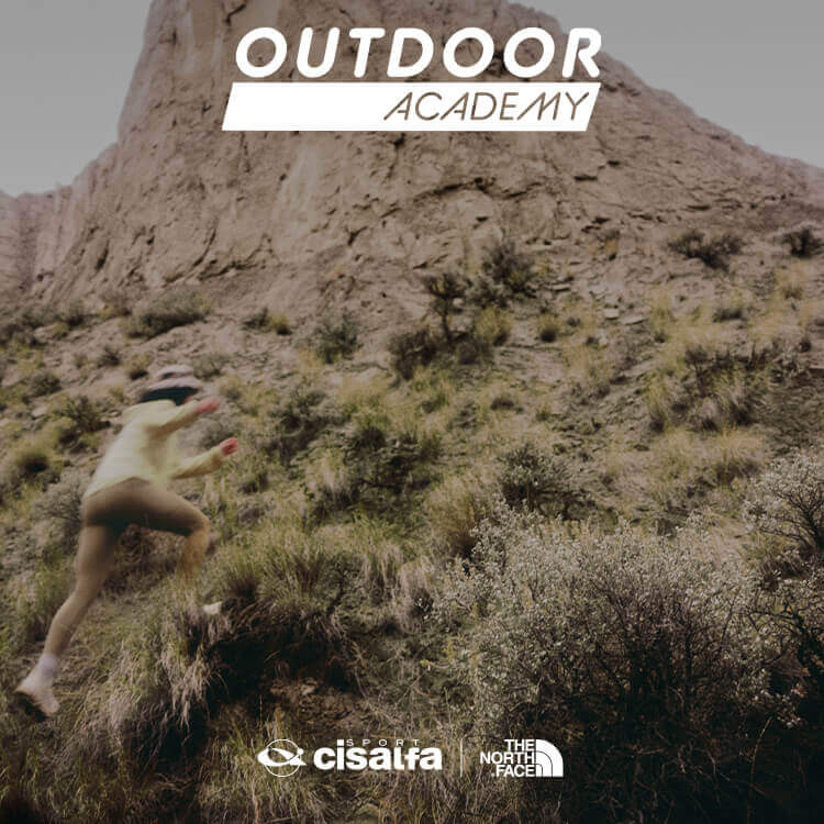 Ragazza che fa trekking in montagna