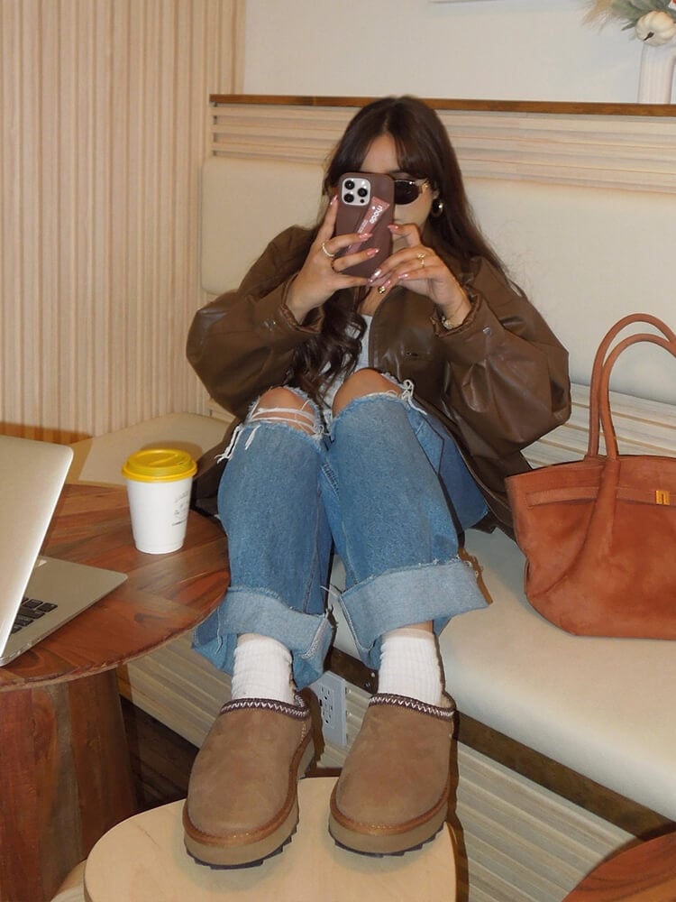 Ragazza che indossa stivaletti da donna EMU Sharky