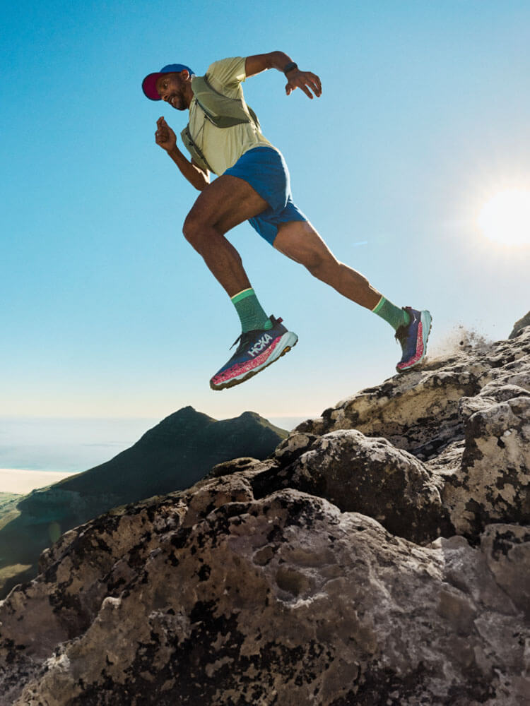 Ragazzo che fa trail running