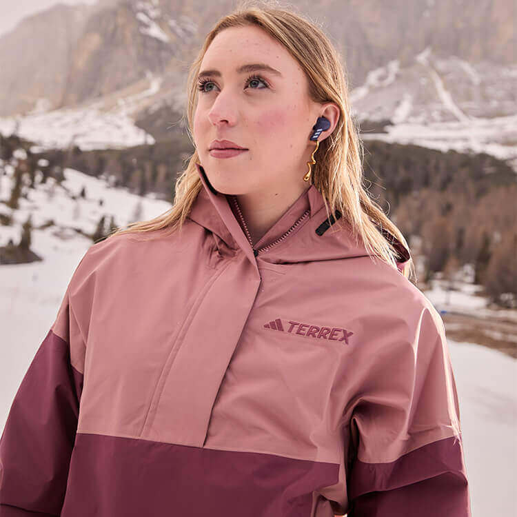 Lara Colturi che indossa abbigliamento adidas Terrex