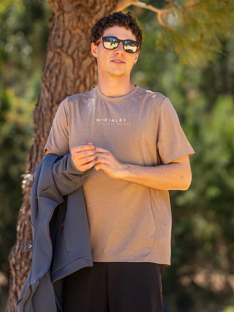 Ragazzo vestito McKinley che cammina in un bosco