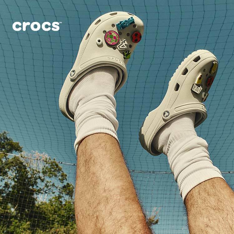 Ragazzo che indossa ciabatte Crocs