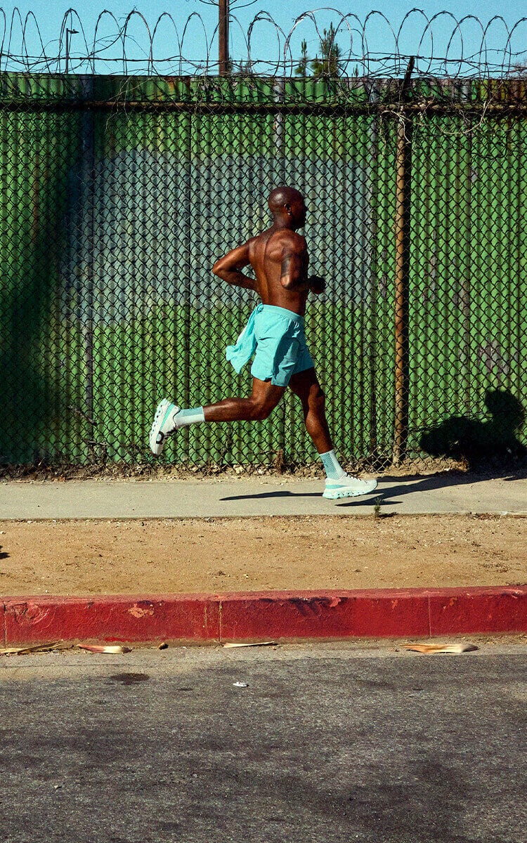 Ragazzo che corre con scarpe da running On
