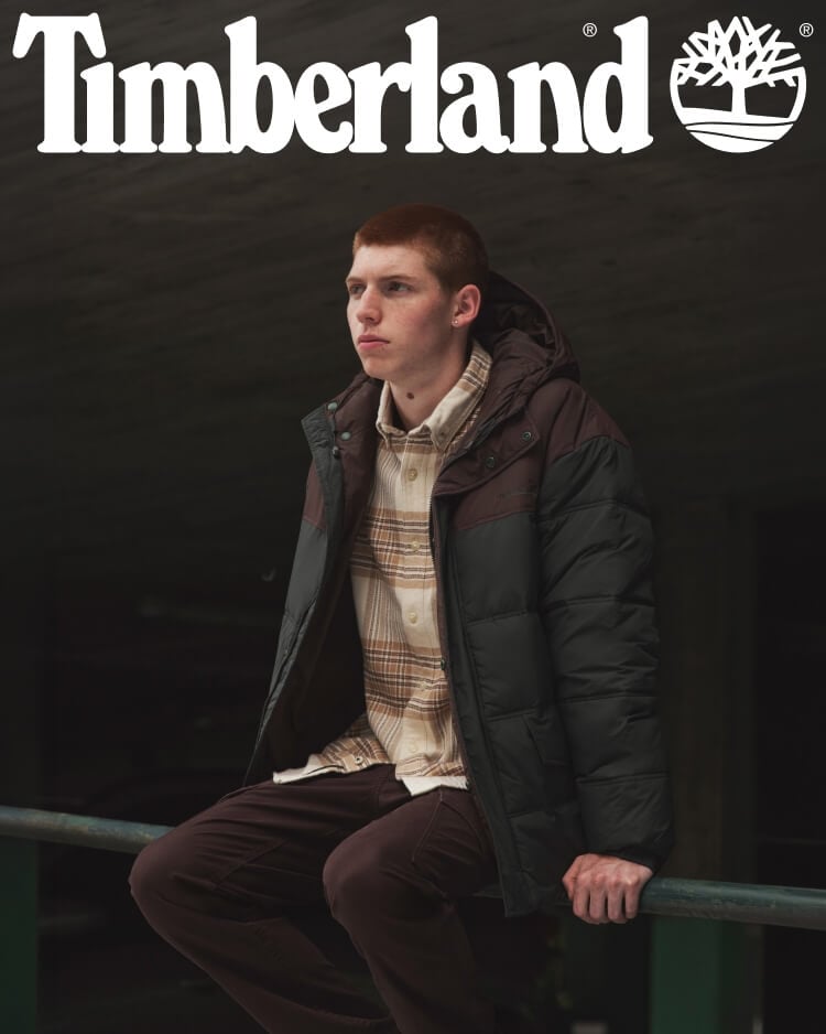 Ragazzo che indossa abbigliamento e scarpe Timberland