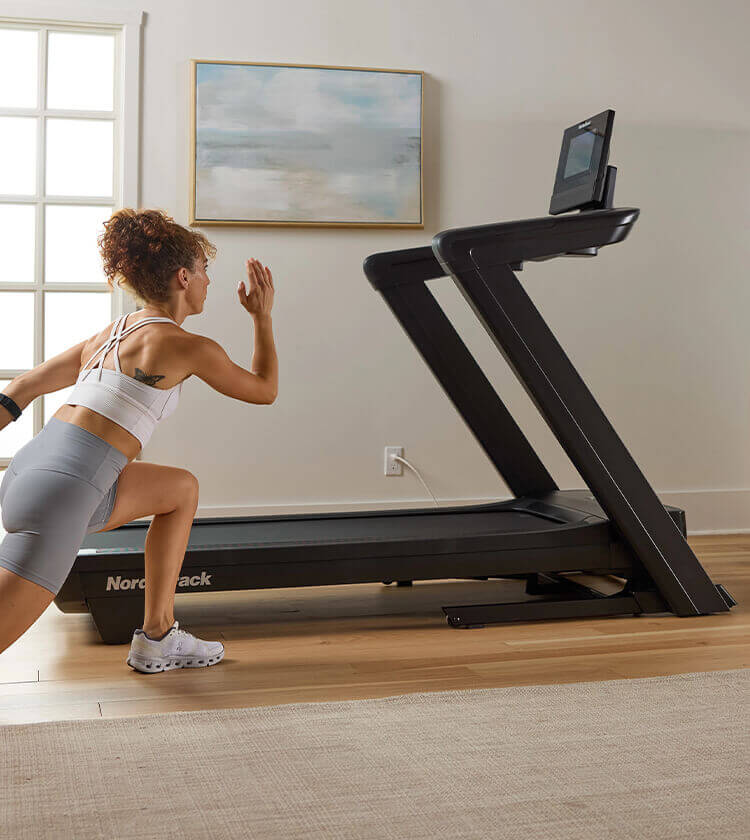 Ragazza che si allena con tapis roulant Nordictrack Commercial 1250
