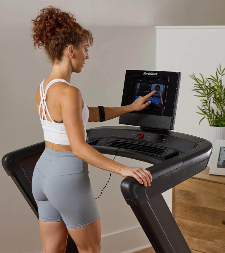 Ragazza che si allena con tapis roulant Nordictrack Commercial 1250