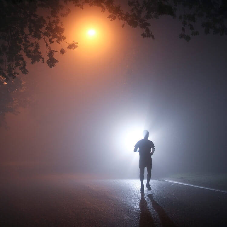 Ragazzo che corre in inverno con accessori running