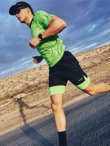 Ragazzo che corre su strada vestito con abbigliamento running ABC