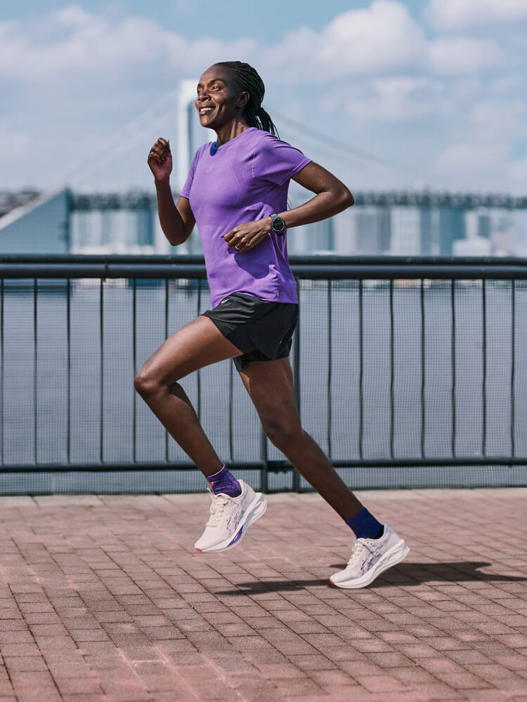 Donna che corre con scarpe da running Asics Sonicblast