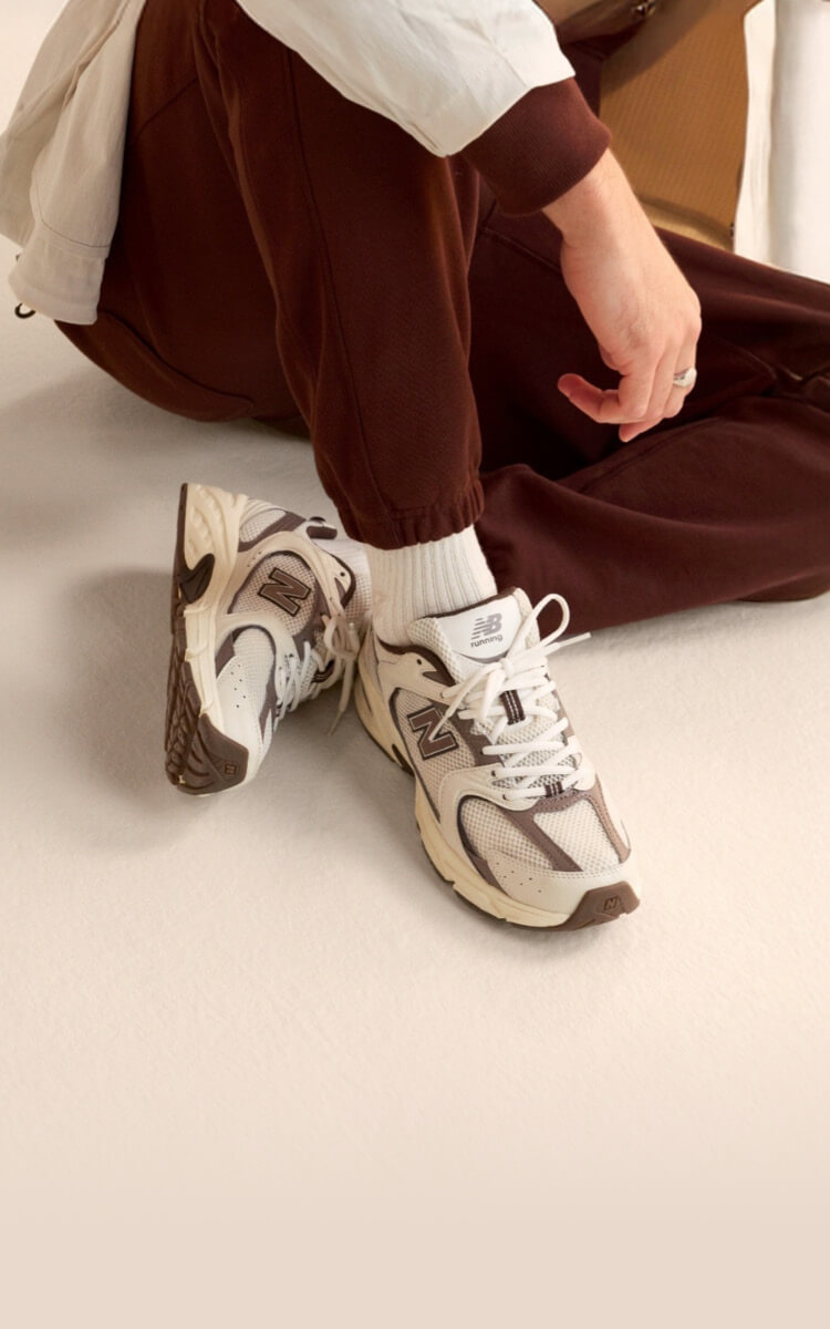 Ragazzo che indossa sneakers New Balance 530