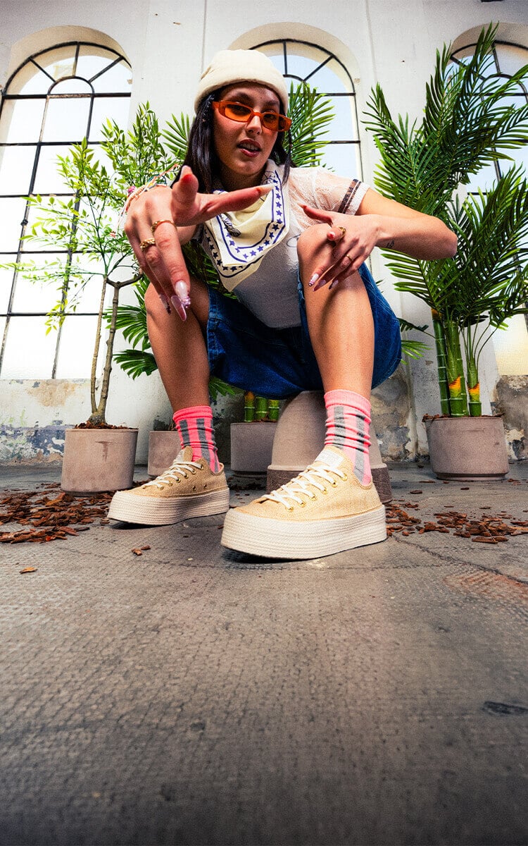 Ragazza che indossa sneakers Converse Espadrillas