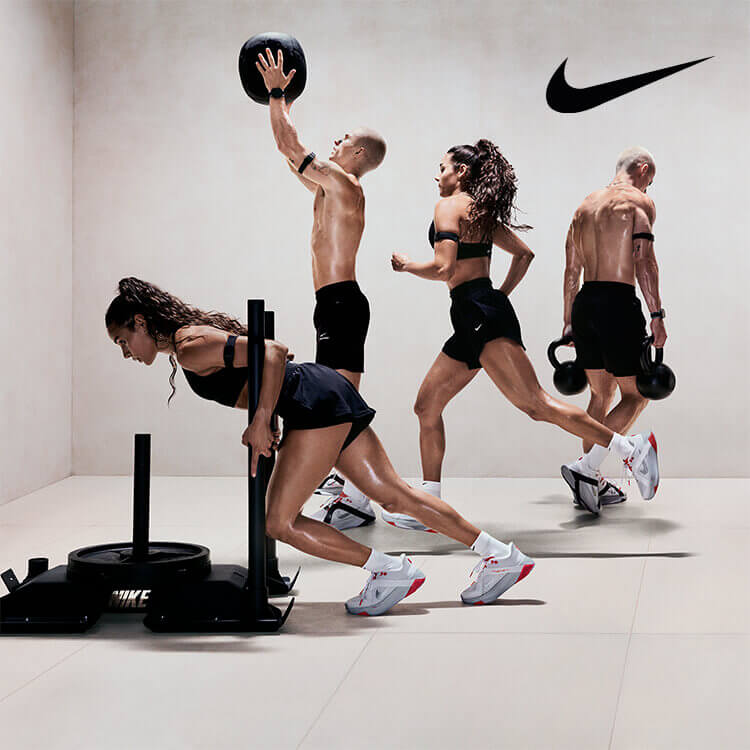 Ragazzi che svolgono esercizi training con abbigliamento Nike