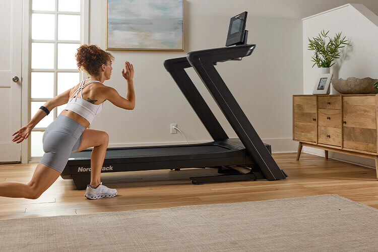Ragazza che si allena con tapis roulant Nordictrack Commercial 1250