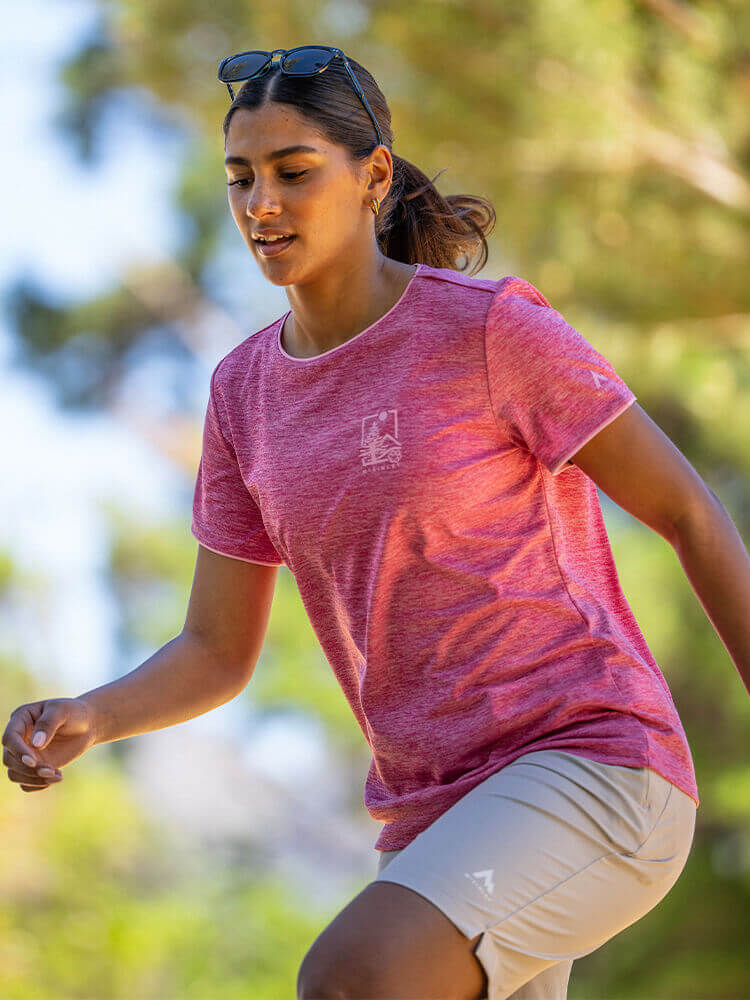 Ragazza vestita McKinley che cammina in montagna