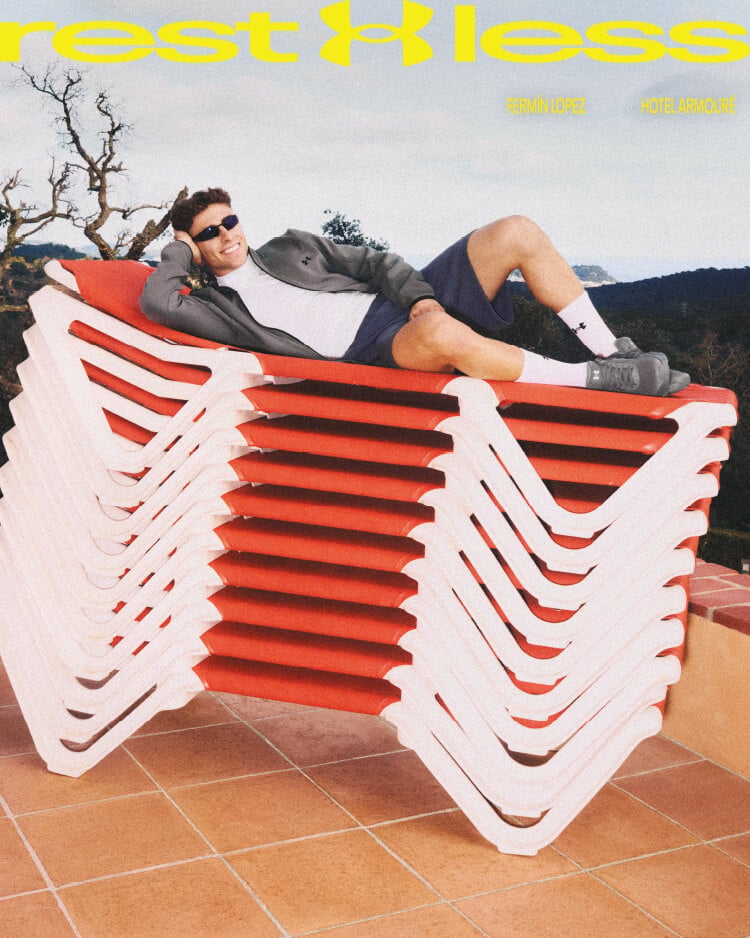 Ragazzo che indossa abbigliamento sportswear Under Armour