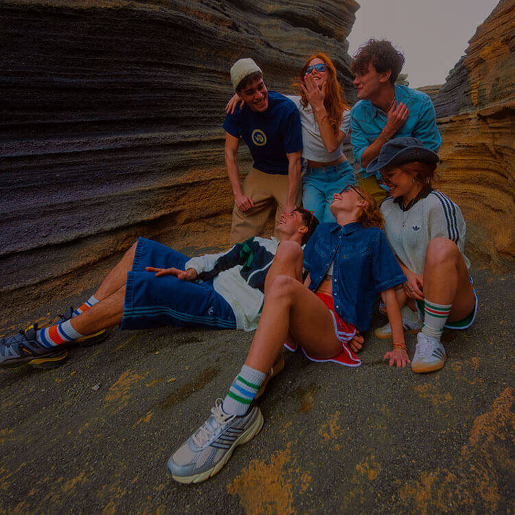 Gruppo di ragazzi vestiti lifestyle