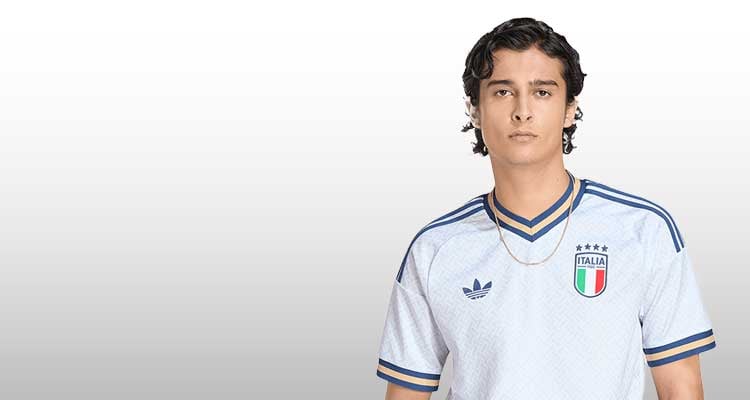 Ragazzo che indossa t-shirt ufficiale Italia
