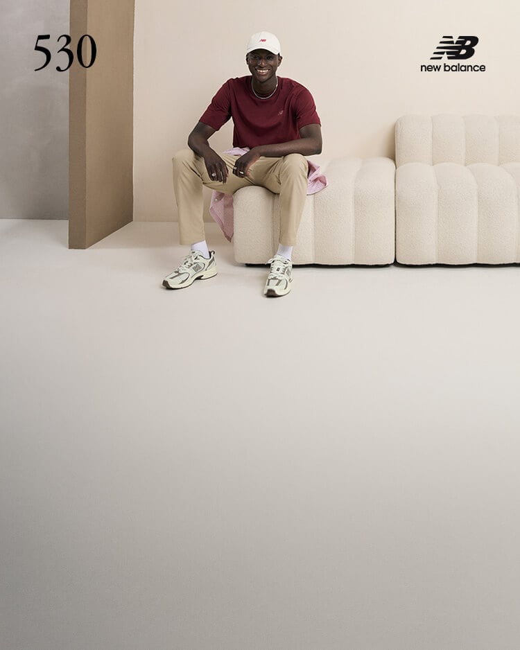 Ragazzo che indossa sneakers New Balance 530