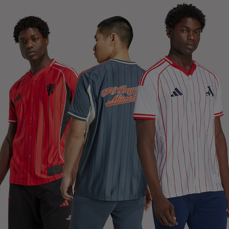 Tre ragazzi vestiti con maglie football