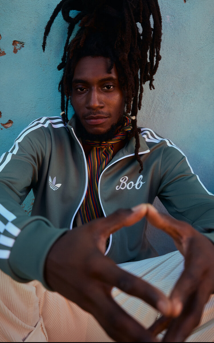 Ragazzo che indossa felpa adidas Originals ispirata a Bob Marley