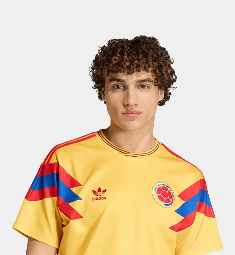 Ragazzo che indossa t-shirt adidas originals