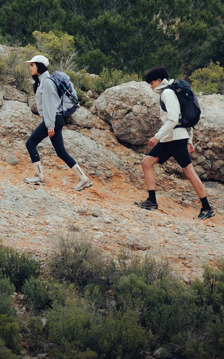 Ragazzi in montagna che indossano scarpe da escursionismo Salomon X-Ultra