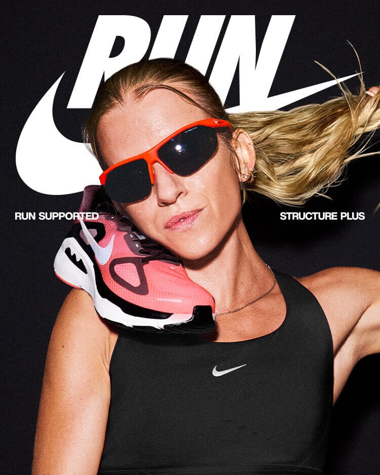 Ragazzi che indossano scarpe da running Nike Structure Plus