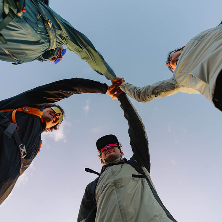 Gruppo di ragazzi che fa trekking in montagna
