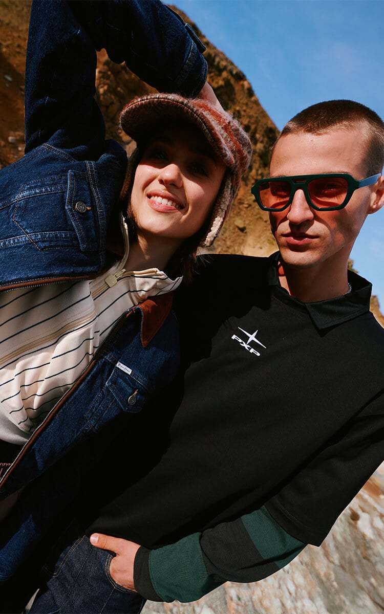 Ragazza e ragazzo che indossano abbigliamento urban sportivo alla moda