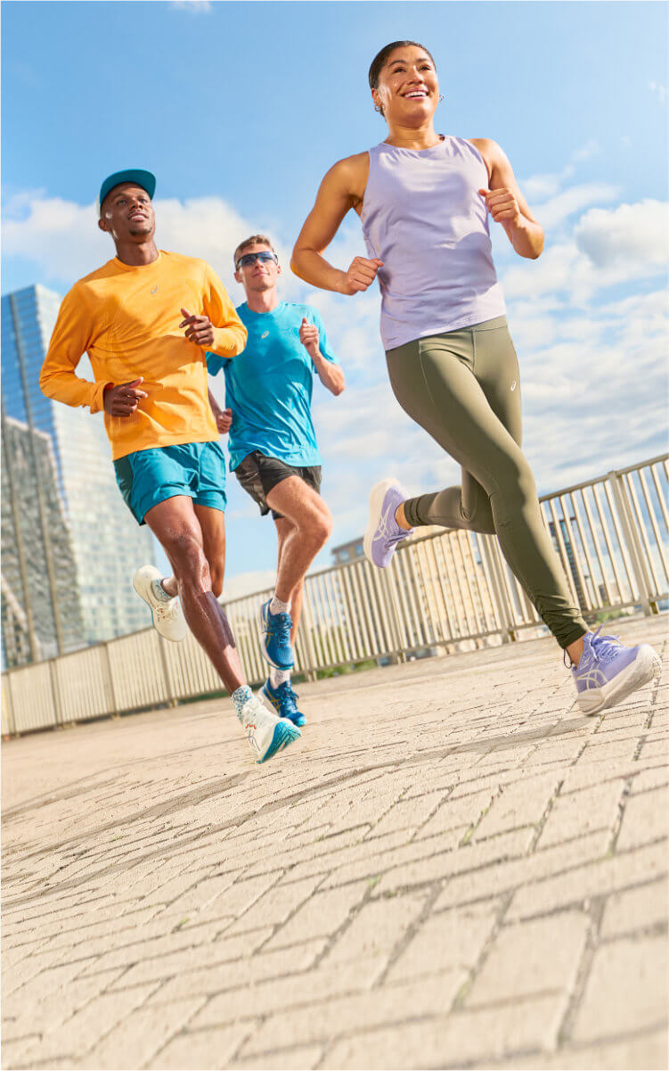 Persone che corrono con scarpe da running Asics Gel-Cumulus 28