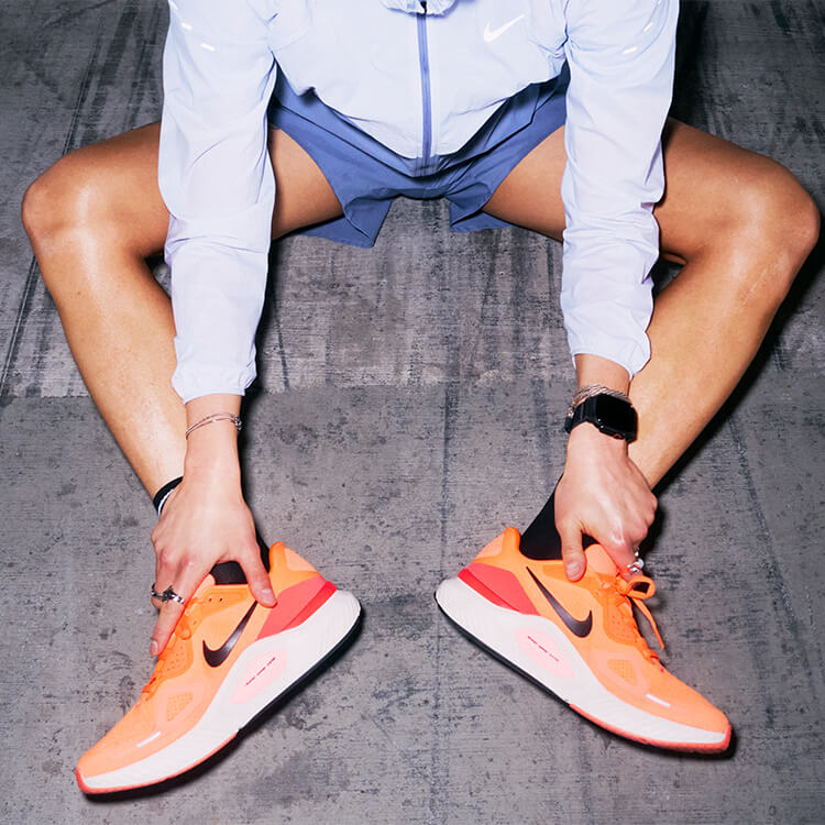 Ragazzo che fa stretching post corsa