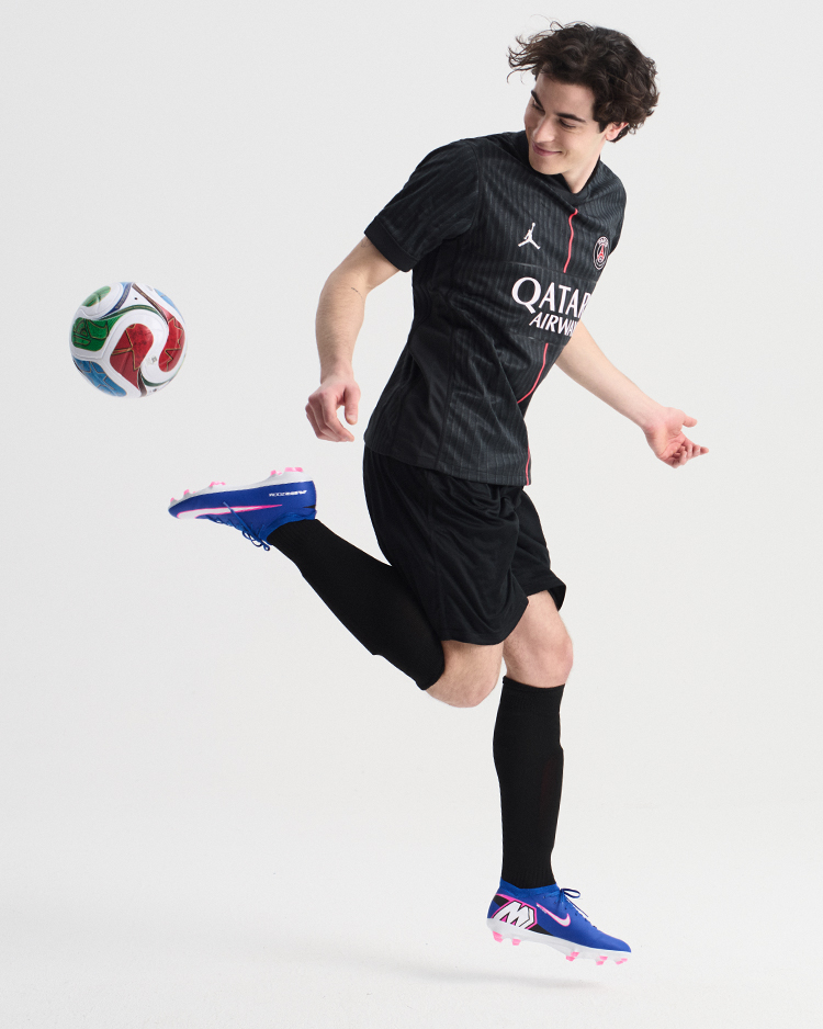 Ragazzo che gioca a calcio vestito con abbigliamento football