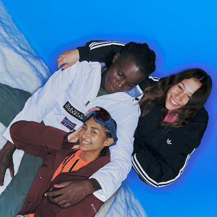 Gruppo di ragazzi vestito con abbigliamento invernale pesante