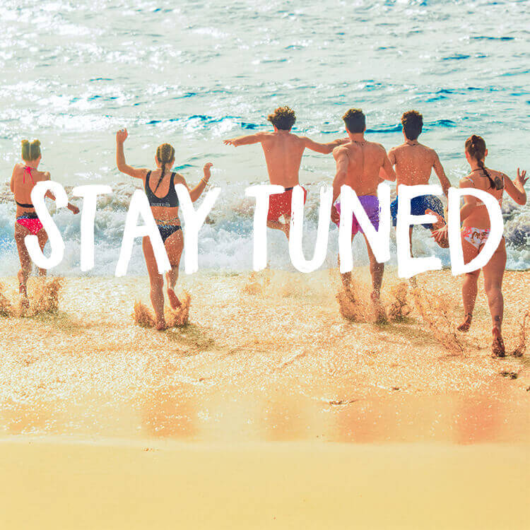 Gruppo di ragazzi che corre verso il mare. Su banner scritta "Stay tuned".