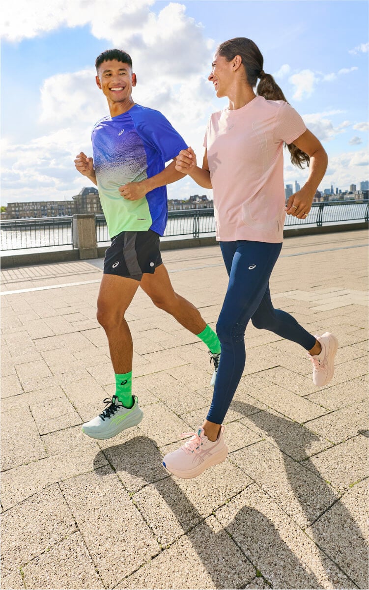 Persone che corrono con scarpe da running Asics Gel-Nimbus 28