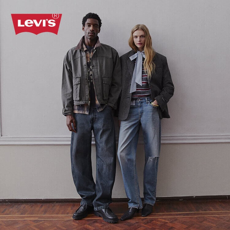 Ragazzi che indossano outfit Levi's