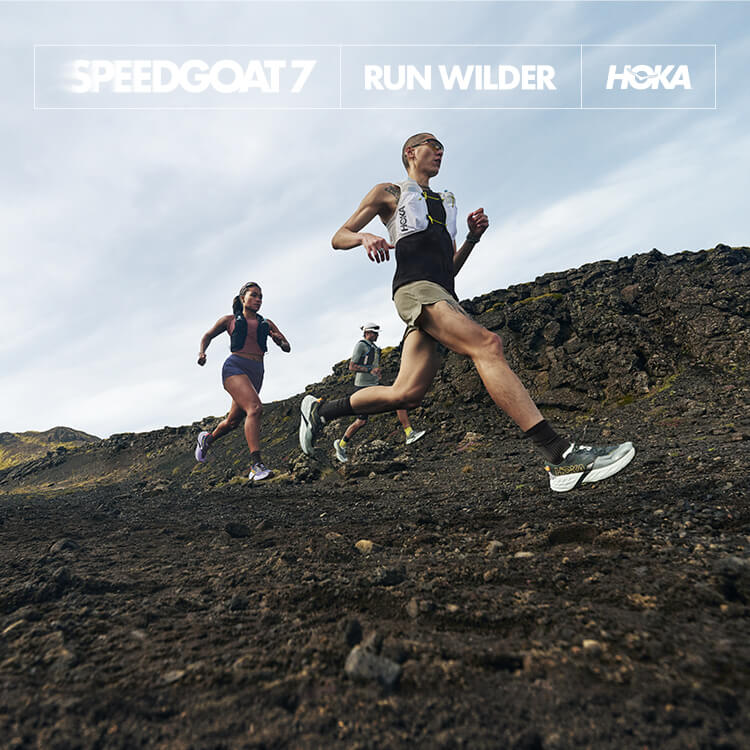 Ragazzi che corrono con scarpe da trail Hoka Speedgoat 7