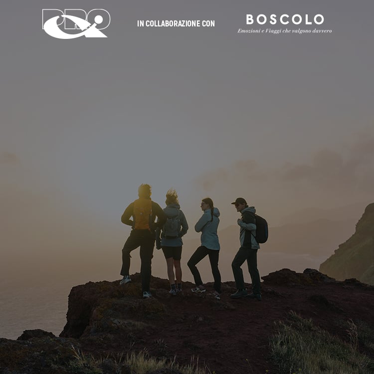 Gruppo di ragazzi che fa escursione a Madeira durante il tramonto