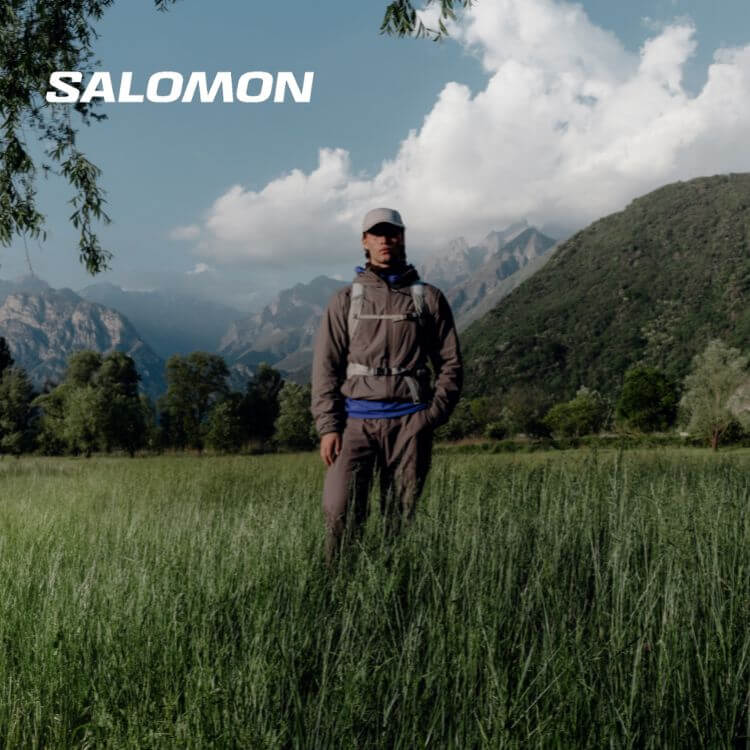 Uomo che indossa abbigliamento outdoor Salomon