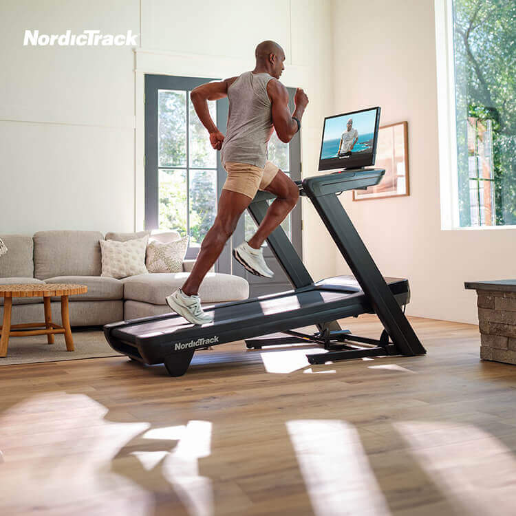 Ragazzo che corre sul tapis-roulant NordicTrack