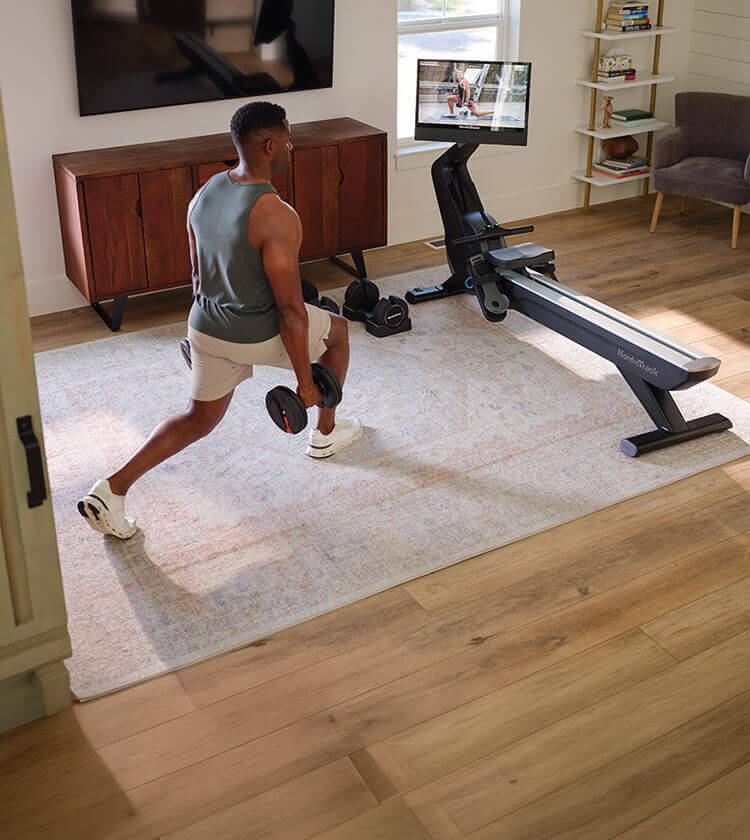 Ragazzo che si allena con vogatore Nordictrack RW900