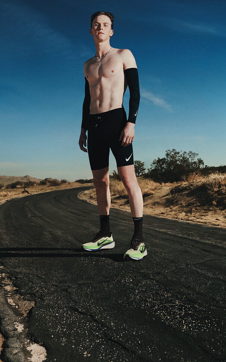 Ragazzo che indossa scarpe da running Nike Pegasus 42